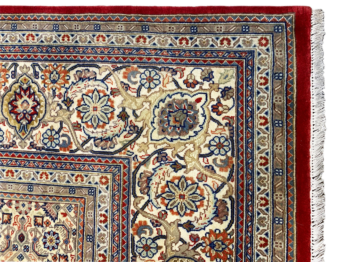 Bidjar rug edge with a colorful border pattern and short fringes