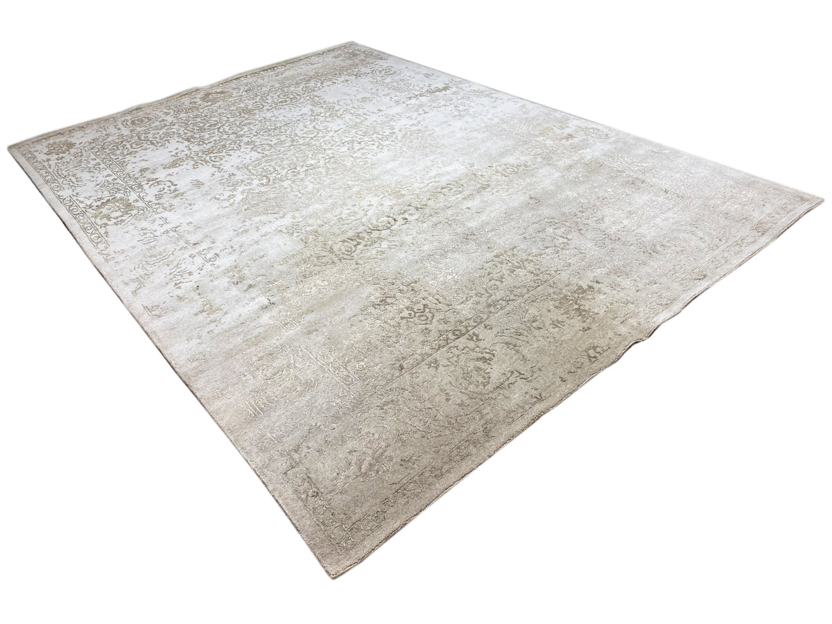 Designer rug 318×219 cm in light beige with vintage ornaments and a diagonal view