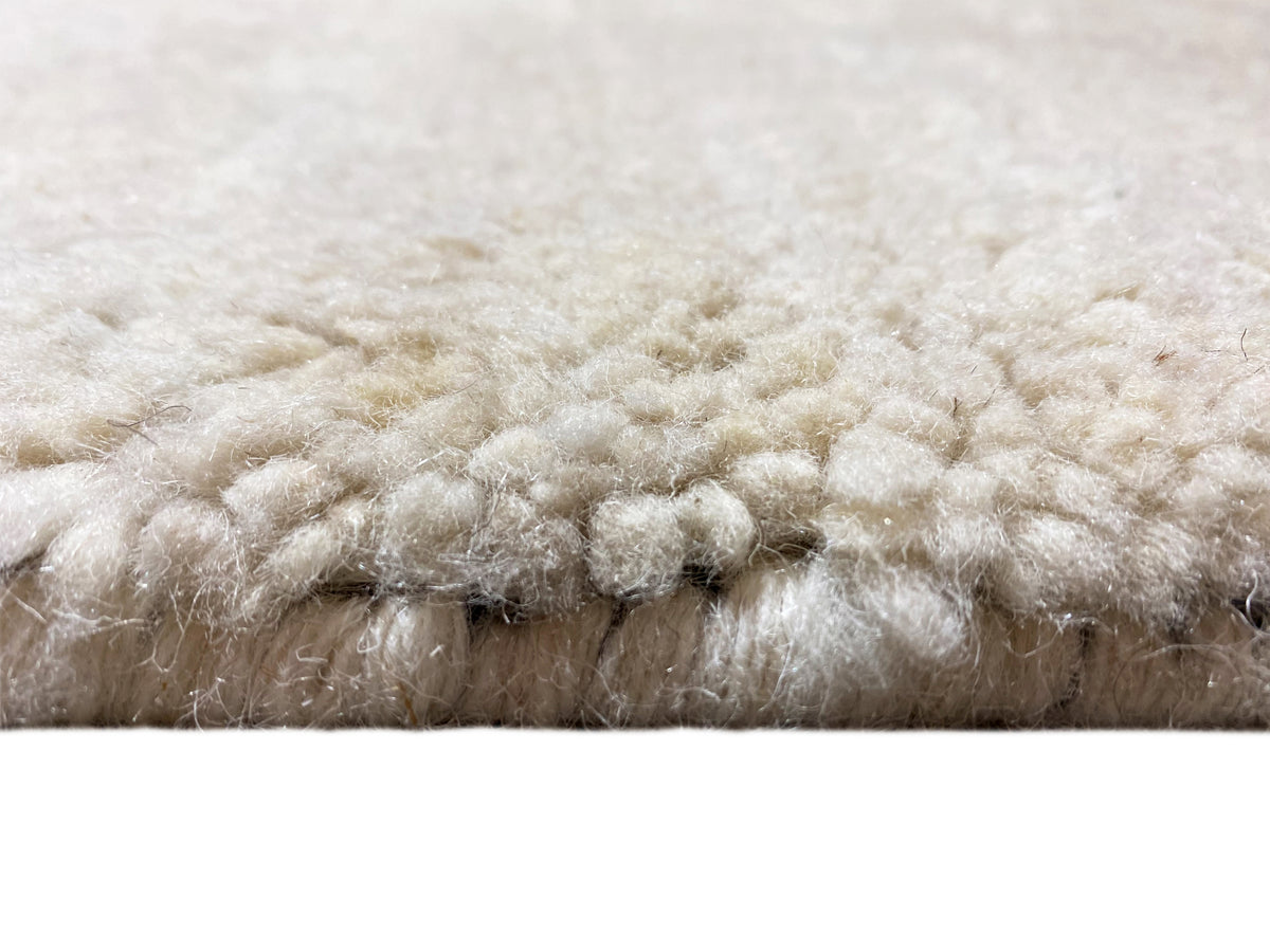 Side view: dense cream-colored pile with a blue lower edge