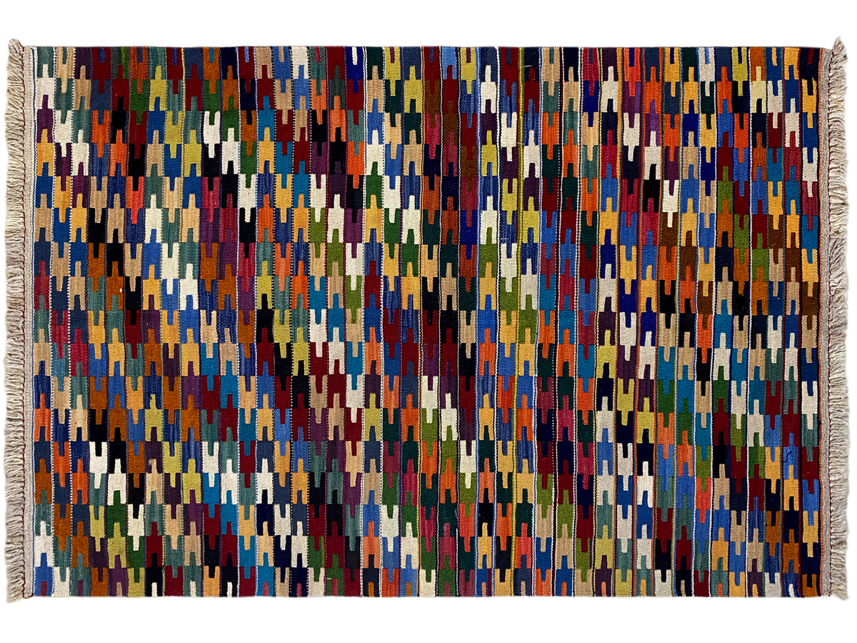 Kelim Qashqai rug with a colorful pattern and wide fringes along the edges