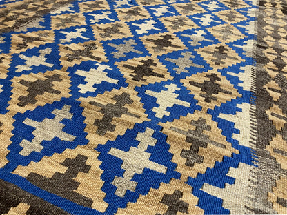 Kilim rug with a blue and beige zigzag and cross pattern, selvedges and fringes