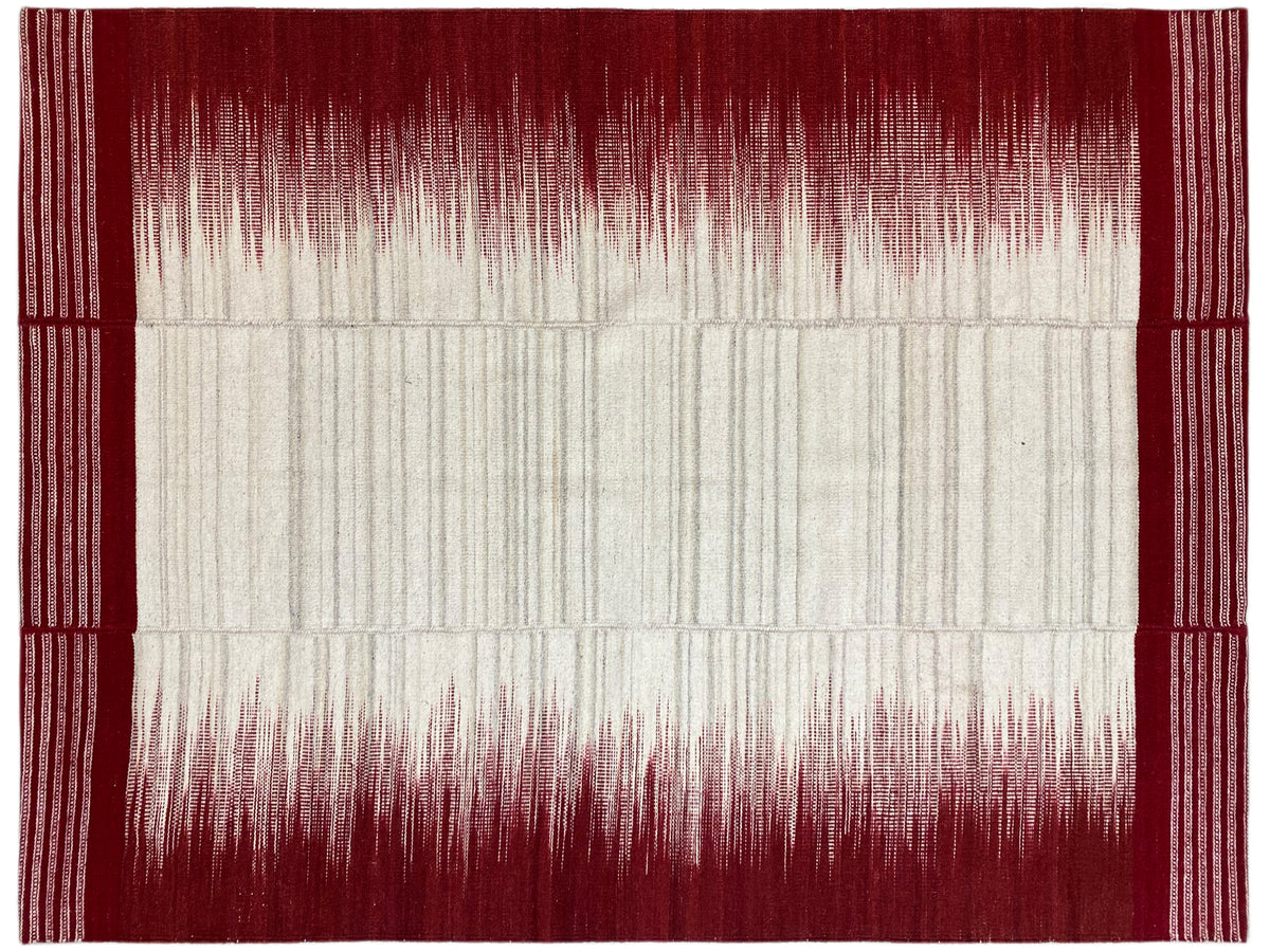 Kelim-Teppich 170x240 cm mit hellem Mittelbereich und weinroten Streifen am Rand