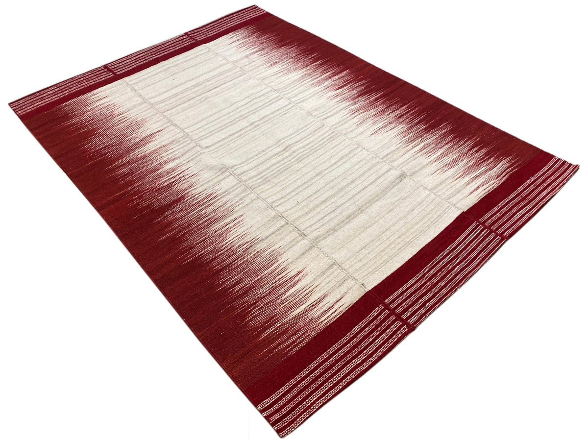 Kelim-Teppich 170x240 cm diagonale Ansicht: weinrot-weißes Streifenmuster