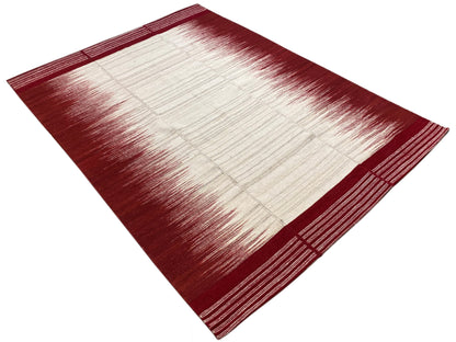 Kelim-Teppich 170x240 cm diagonale Ansicht: weinrot-weißes Streifenmuster