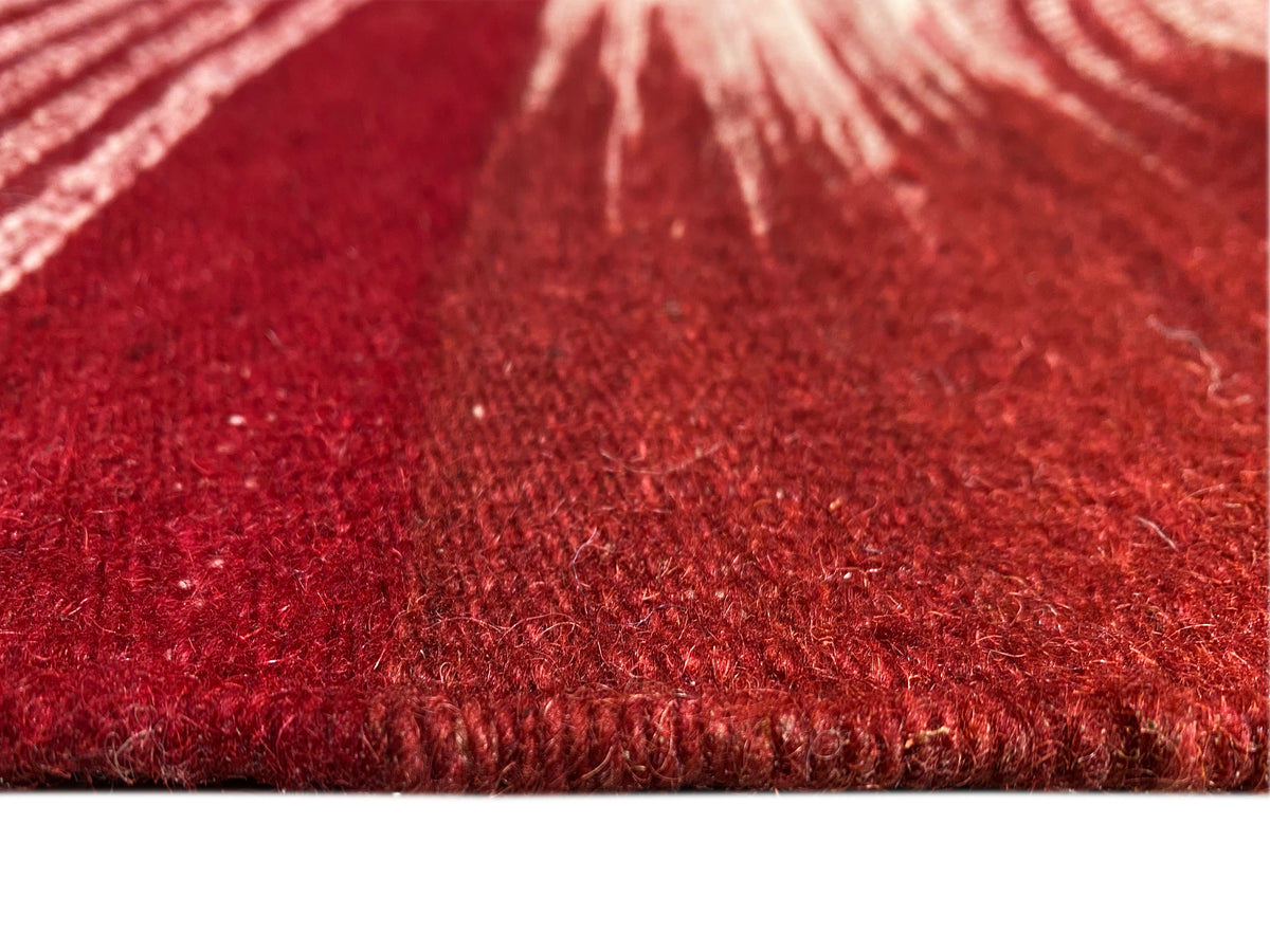 Kelim-Teppich-Detail: weinroter Flor mit gleichmäßigem, dichtem Gewebe