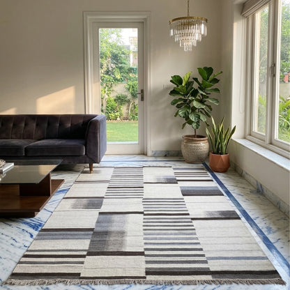 Kelim-Teppich 170x240 cm mit geometrischen Streifen in Creme, Grau und Blau, Fransen.