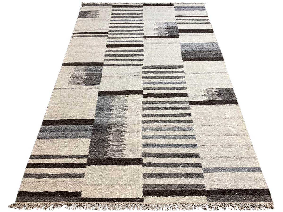 Kelim-Teppich mit rechteckigem Patchwork und Linienmustern in Creme, Grau und Blau, Fransen.