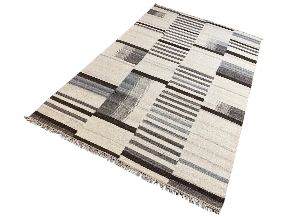Kelim-Teppich mit gestreiften Balken und Farbblöcken in Creme, Grau und Blau, Fransen.