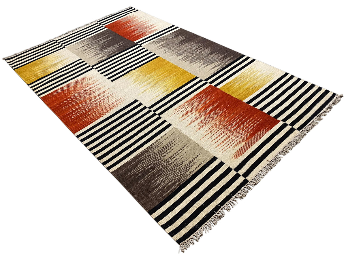 Kelim-Teppich mit geometrischem Patchwork aus Streifen, Farbbahnen in Schwarz, Gelb, Grau und Rost