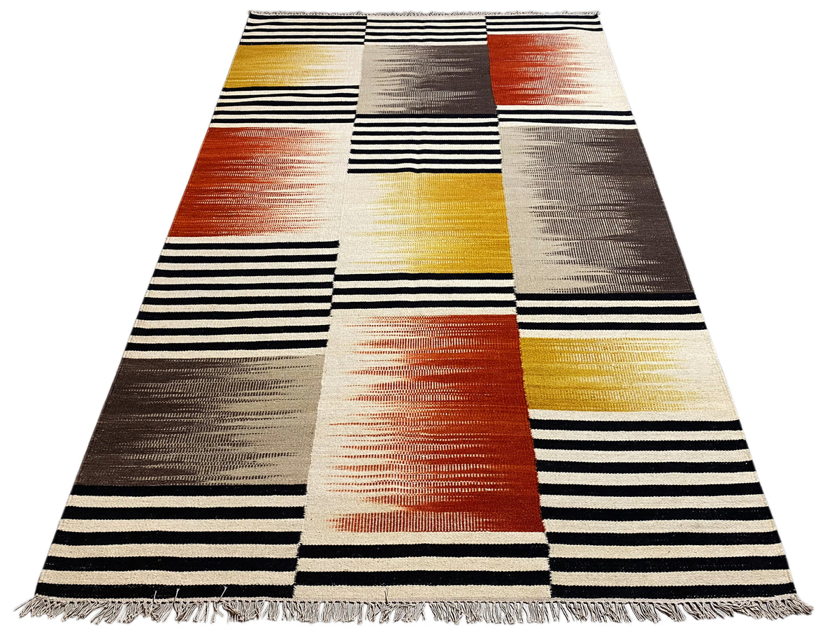 Kelim-Teppich mit breiten Streifen und kontrastierenden Farbfeldern in Schwarz, Creme, Grau, Gelb, Rost