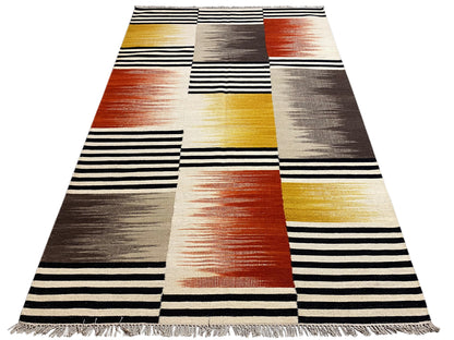 Kelim-Teppich mit breiten Streifen und kontrastierenden Farbfeldern in Schwarz, Creme, Grau, Gelb, Rost