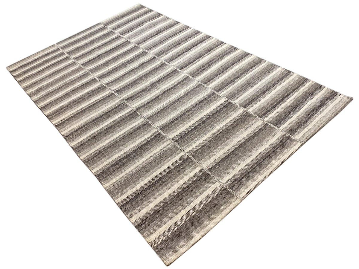 Kelim Teppich mit Streifen- und Karomuster in Grau und Beige, gefaltet