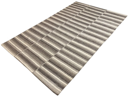 Kelim Teppich mit gestreiftem Karomuster in Grau und Beige, rechteckig