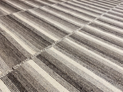 Kelim Teppich Detail: gesprenkelte Streifen und Karos in Grau und Weiß
