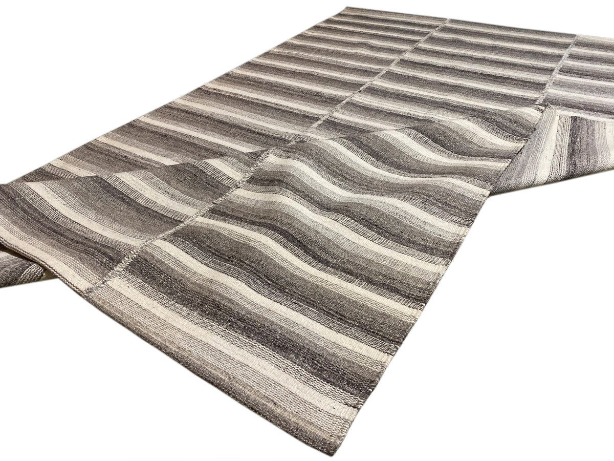 Kelim Teppich mit wellenförmigen Streifen und Karomuster in Grau, Beige und Weiß