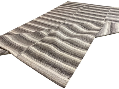 Kelim Teppich mit wellenförmigen Streifen und Karomuster in Grau, Beige und Weiß