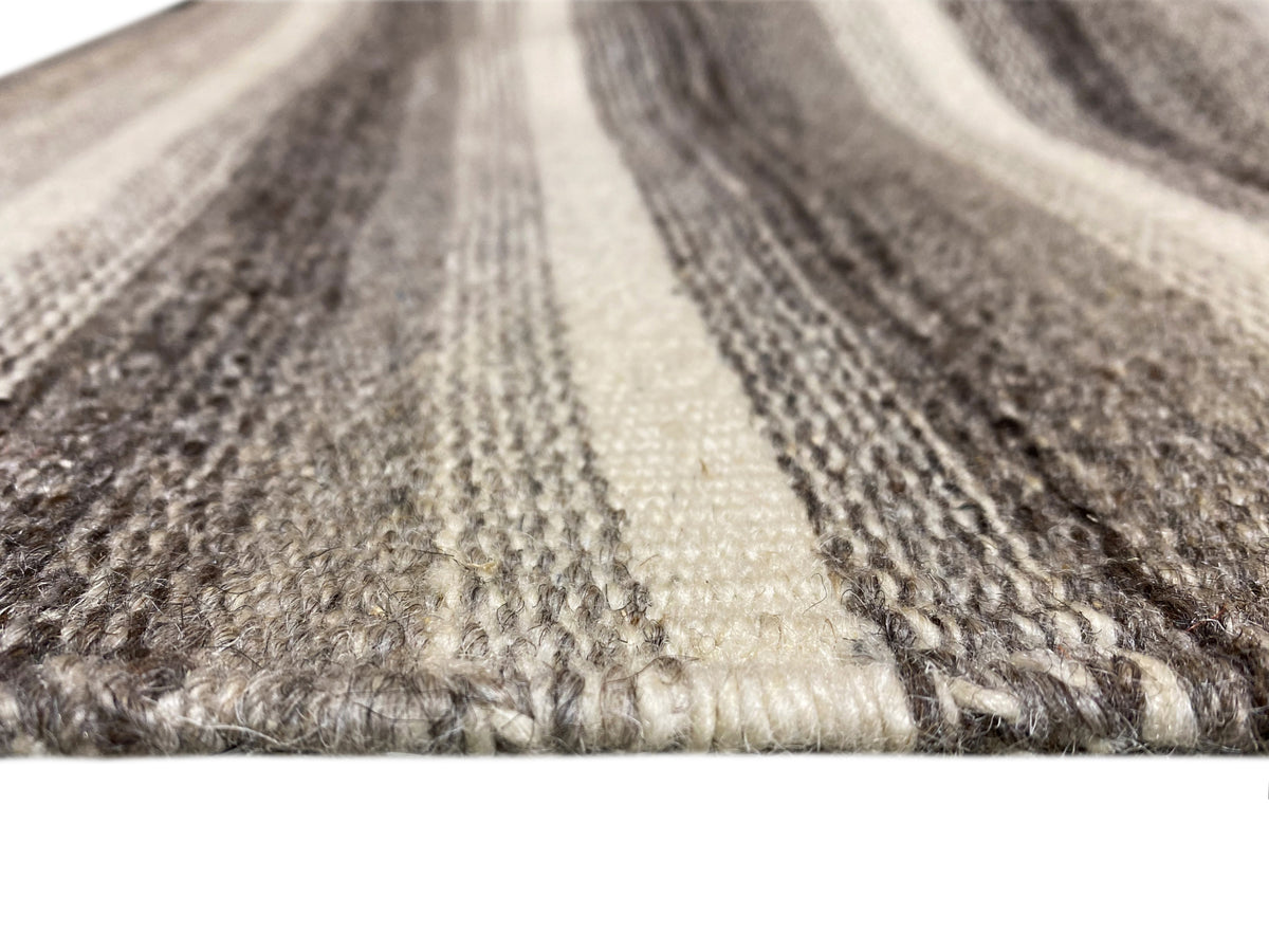 Kelim Teppich Oberfläche mit strukturierter Webkante, Grau, Beige und Weiß