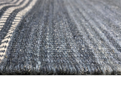 Kelim Teppich Nahansicht: blau-grauer Flor mit feinen weißen Linien im Gewebe