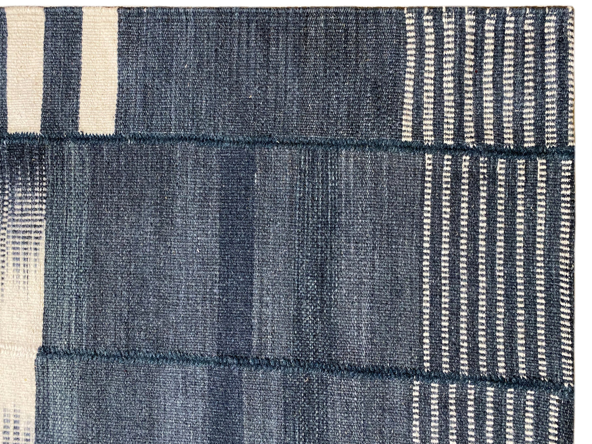 Kelim-Teppich Detailansicht: blau-graues Gewebe mit cremefarbenen Vertikalstreifen