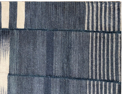 Kelim-Teppich Detailansicht: blau-graues Gewebe mit cremefarbenen Vertikalstreifen