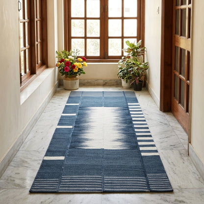 Kelim-Läuferteppich in Dunkelblau mit beigem Mittelmotiv und Streifen, ca. 200x80 cm