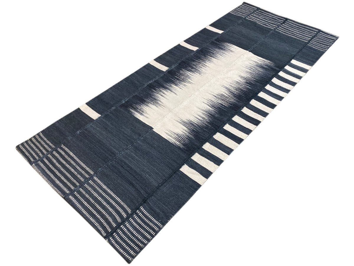 Kelim-Teppich, blau mit beigen Streifen und hellem Mittelmotiv, diagonale Ansicht, ca. 200x80 cm