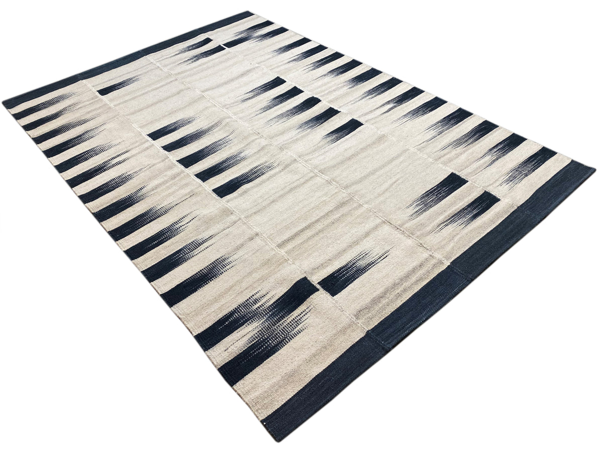 Kilim rug 170x240 cm, diagonal, cream-colored surface with dark blue stripes