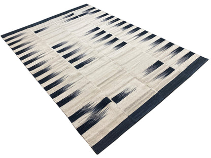 Kilim rug 170x240 cm, diagonal, cream-colored surface with dark blue stripes