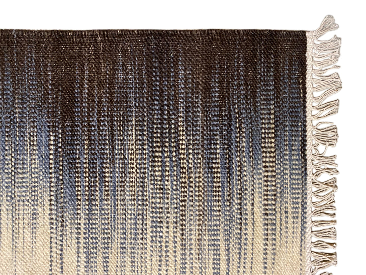Kelim Teppich Detailansicht: feines Liniengewebe in Dunkelbraun/Beige, Fransenrand