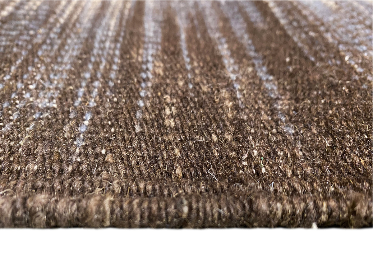 Kelim Teppich Detail: hochflorig wirkender Randbereich, Mischfarben Beige und Dunkelbraun