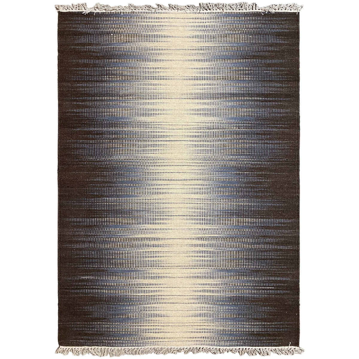 Kelim Teppich 100x150 cm, dunkelbraun mit beigen Streifen und Fransen an den Rändern.
