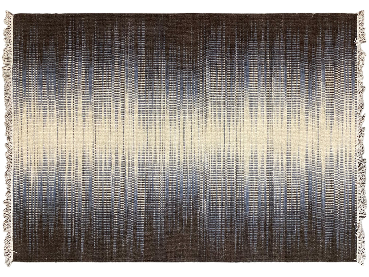 Kelim Teppich 100x150 cm, flacher Webmuster-Look mit Fransen, oben dunkelbraun-unten beige.