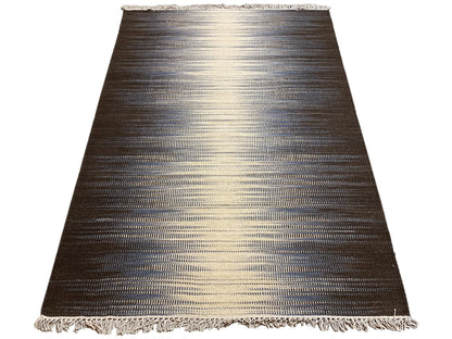 Kelim Teppich 100x150 cm, trapezartige Ansicht; dunkelbraun-beige Streifen, Fransenabschluss.