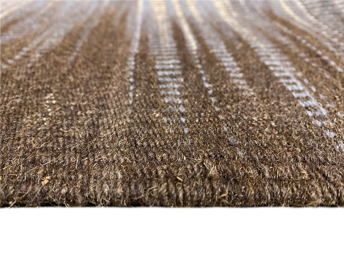 Nahaufnahme Flor: dunkelbraunes Textil mit beigen Quer- und Längsstreifen, erkennbare Struktur.