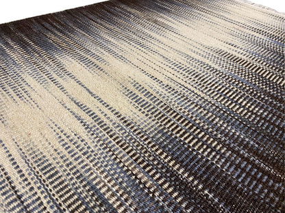 Nahansicht Oberfläche: gleichmäßige Streifen in Dunkelbraun, Beige und Hellgrau