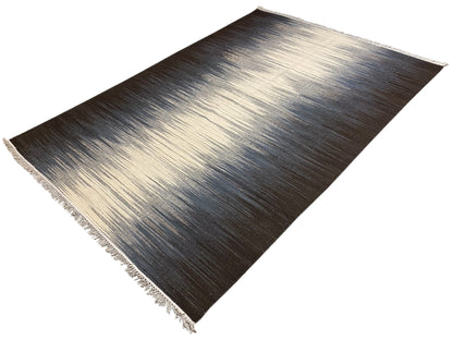 Kelim-Teppich (170x240 cm) schräg gelegt: dunkelbrauner Grund, helle Streifen