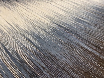 Kelim-Teppich Strukturdetail mit schimmernden Streifen in Blau-Grau und Beige