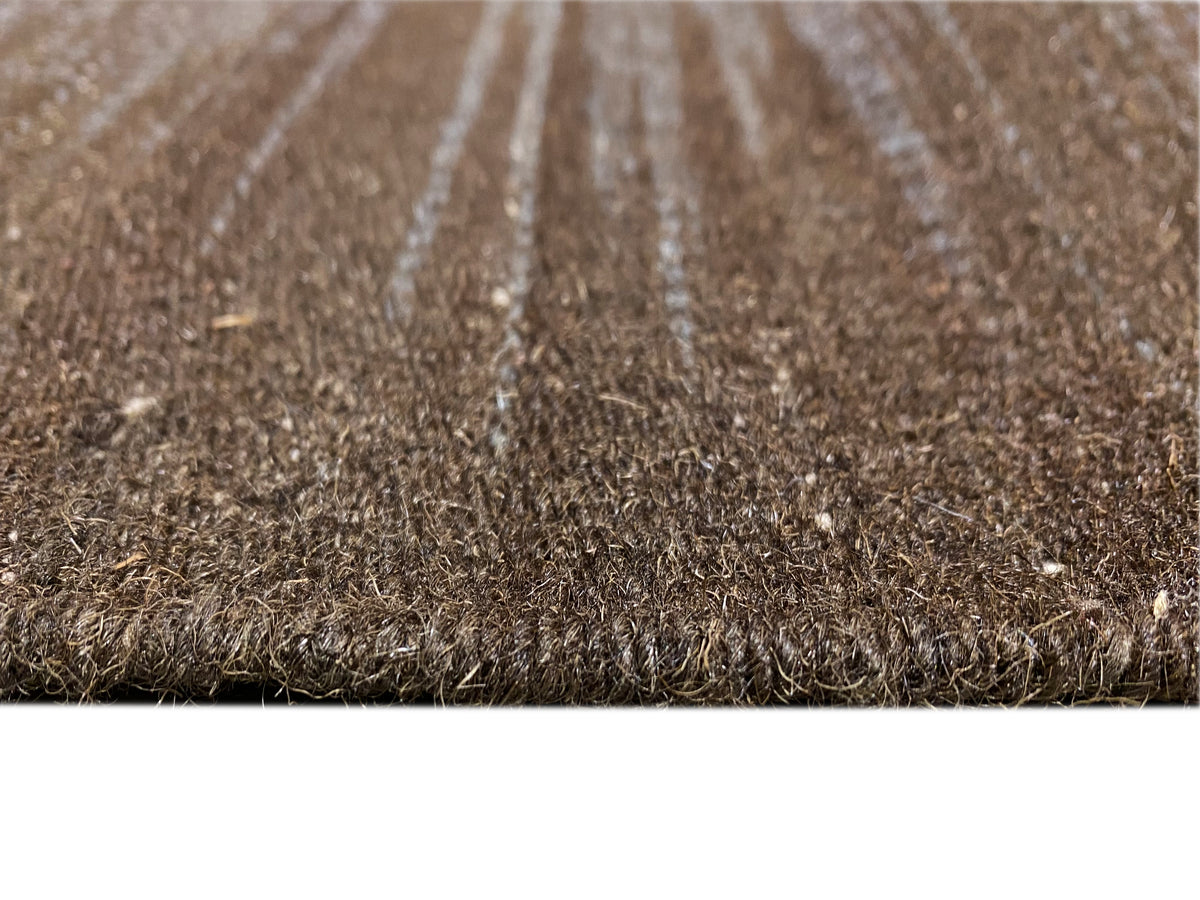 Kelim-Teppich Flor Nahansicht, braunes bis dunkelgraues Gewebe mit feinen Linien