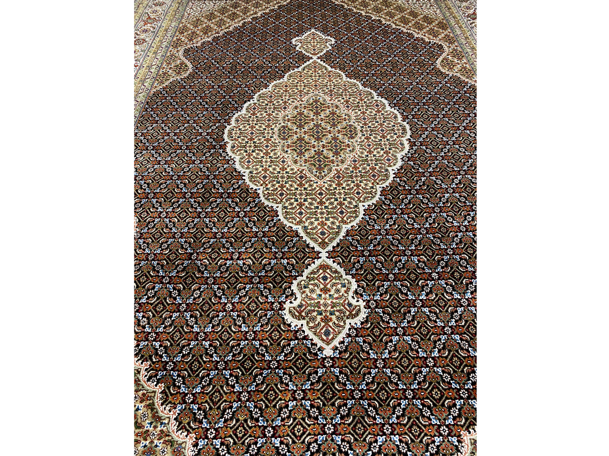 Close-up of the brown Indo-Tabriz rug: central medallion, fine diamonds and ornaments.