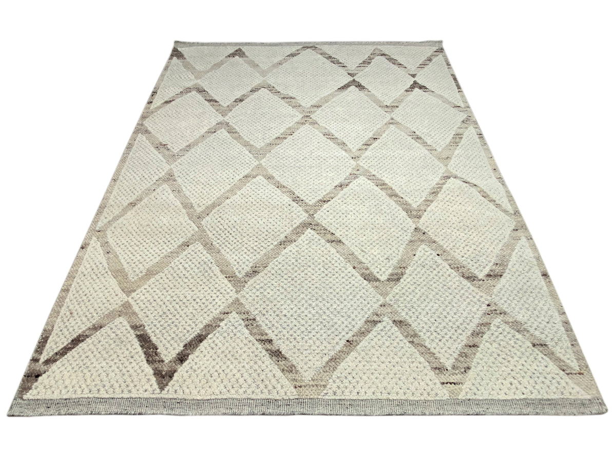 Berber rug trapezoidal section with a cube pattern in cream and gray
