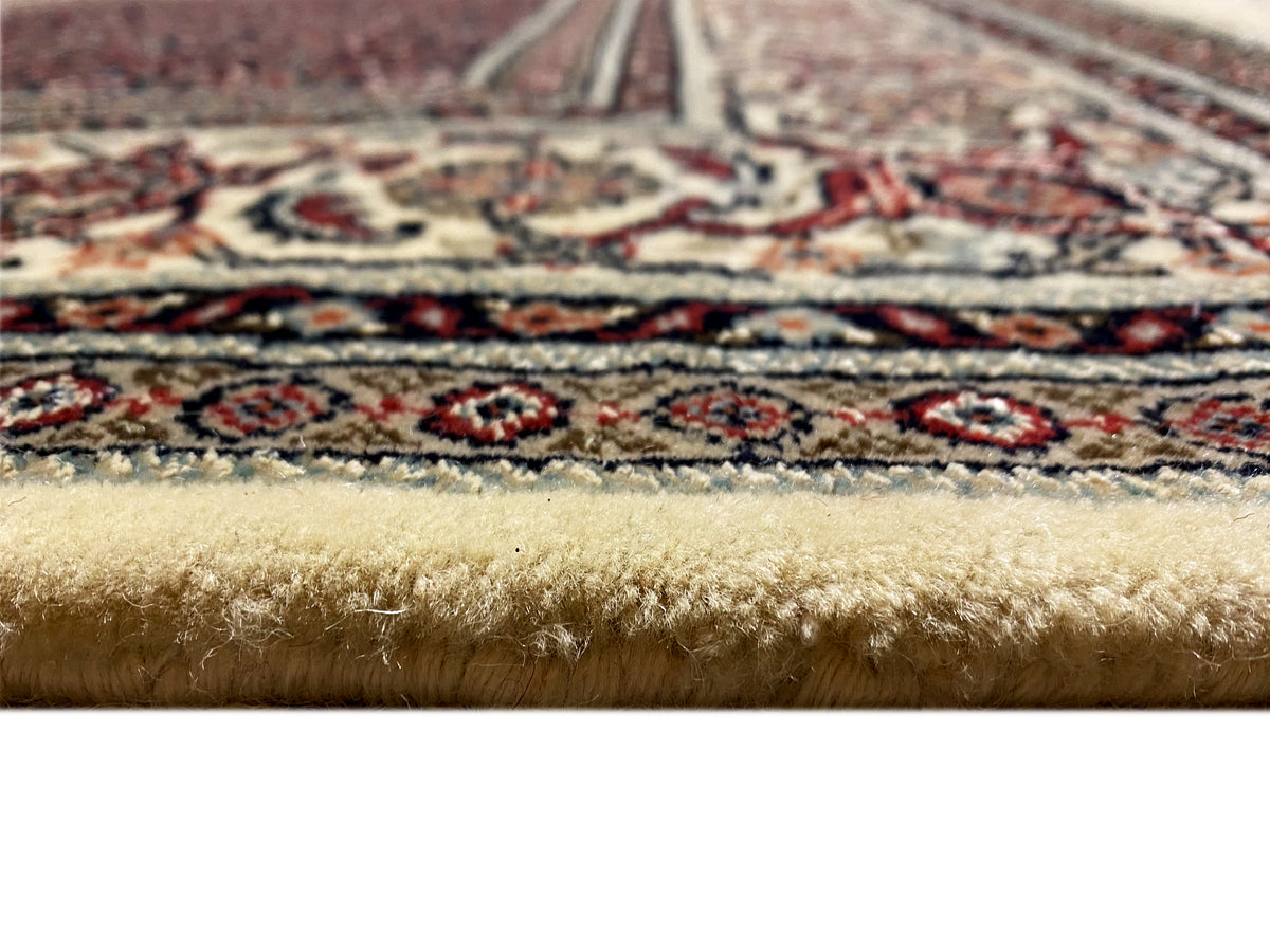 Bidjar rug: close-up of the selvage with fringes, multicolored pattern