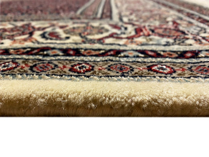 Bidjar rug: close-up of the selvage with fringes, multicolored pattern