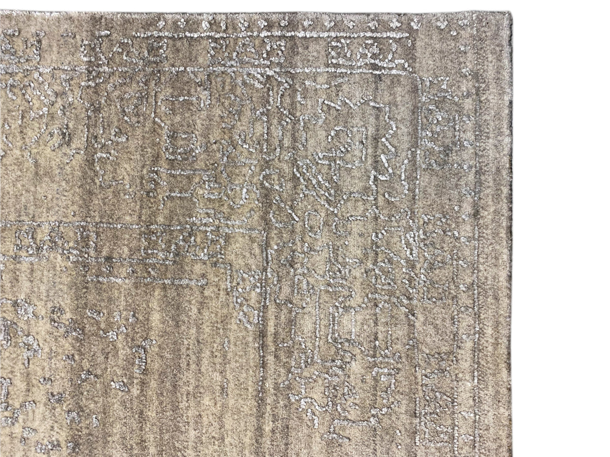 Rug 300x205 cm detail view: relief-like vintage ornament, beige and gray