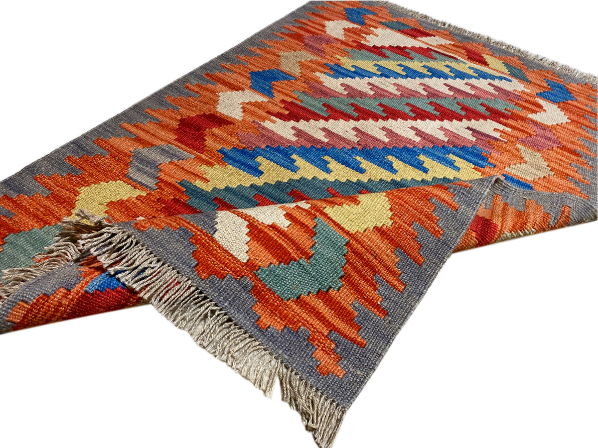 Kilim Qashqai rug with a zigzag pattern, colored stripes, and fringes along the edge, 121x78 cm
