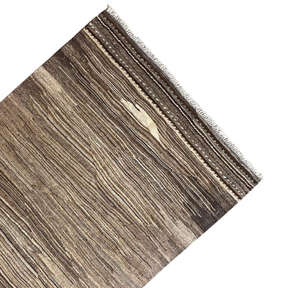 Detailed view: brown striped pattern with a border all around and fringes