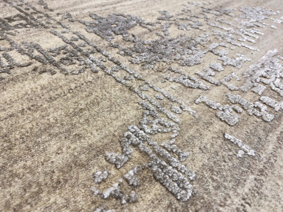 Rug 300x205 cm, close-up of the texture with beige-gray lines and irregular spots