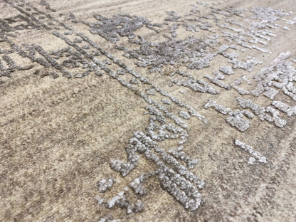 Rug 300x205 cm, close-up of the texture with beige-gray lines and irregular spots