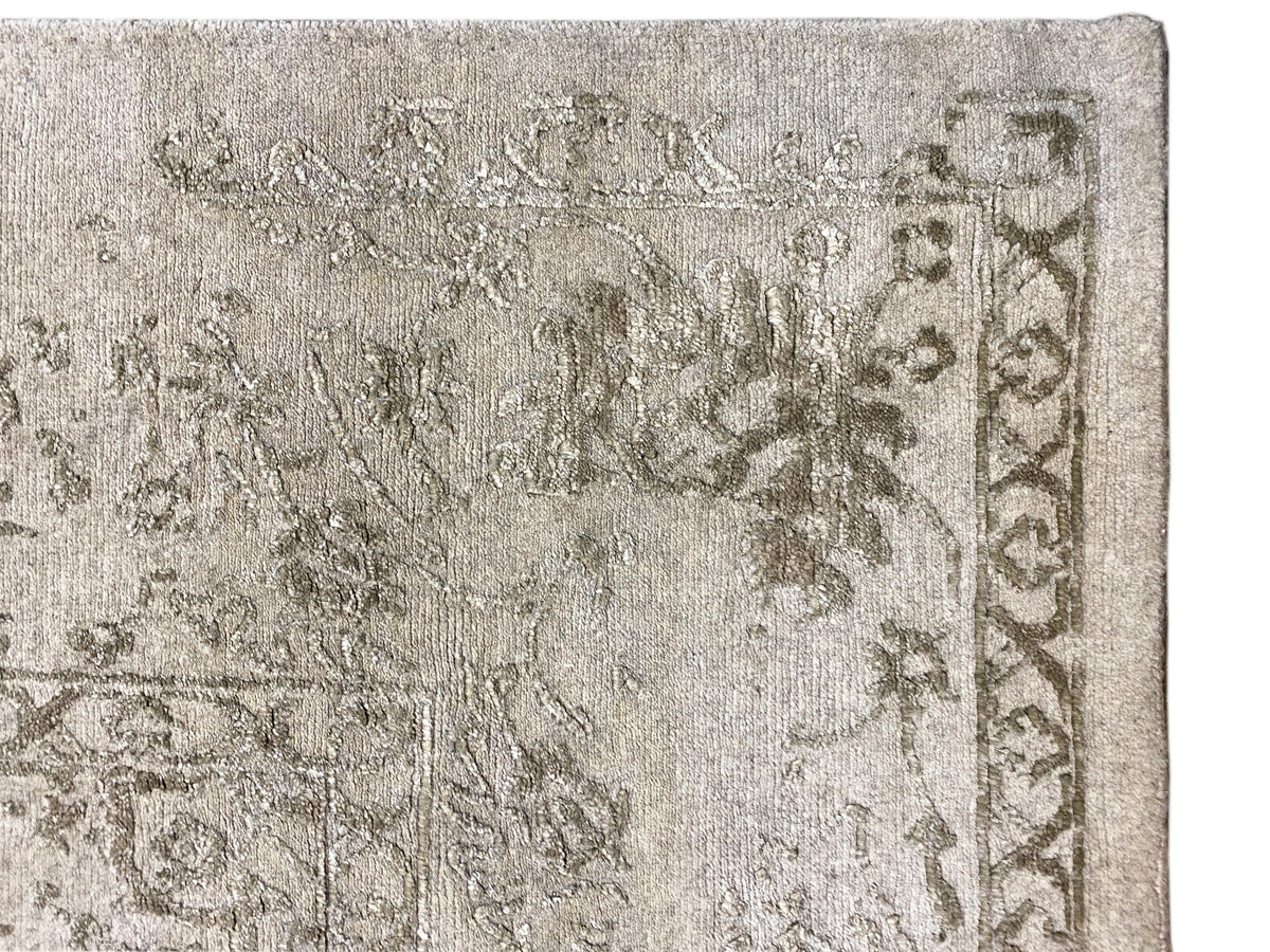 Border area of designer rug: light beige edge with a finished ornamental pattern