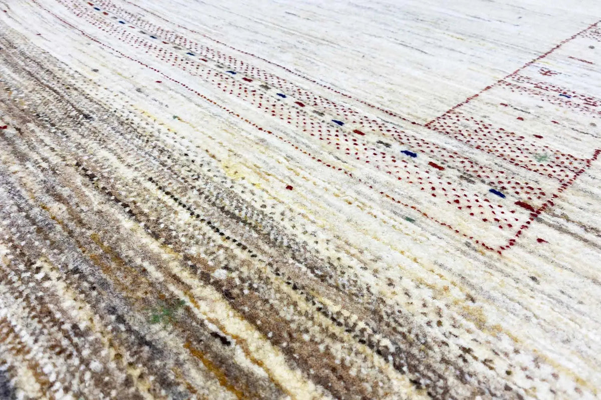 Gabbeh-Lori rug, close-up: cream-colored surface with red and blue dotted lines