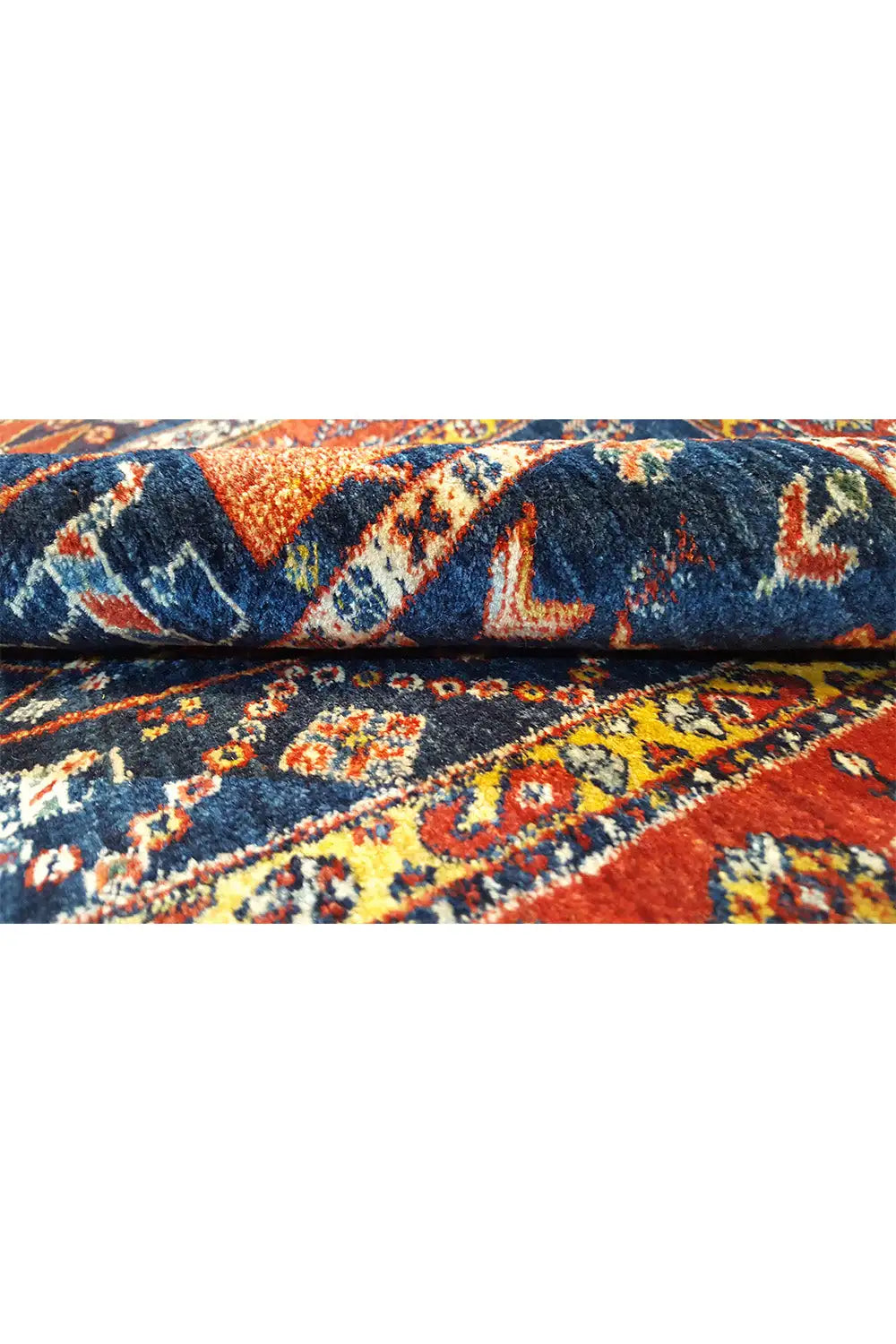 Qashqai exclusive rug, close-up of the pile: blue-red woven pattern with a fringed edge